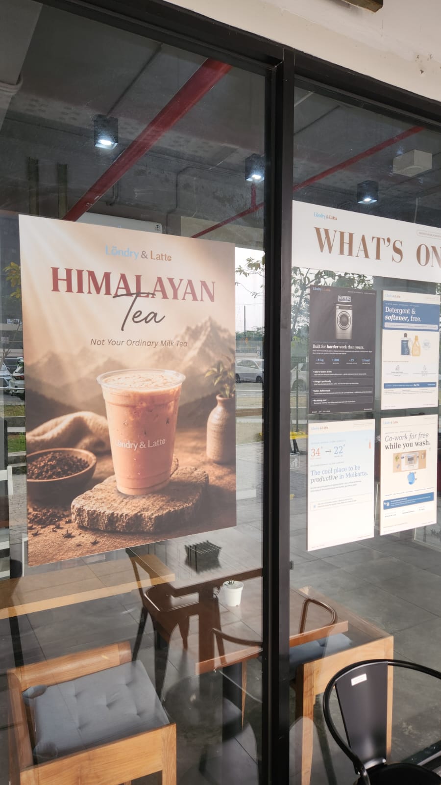 Poster Himalayan Tea di jendela café
