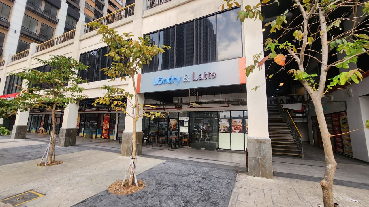 Tampak depan Löndry & Latte di Meikarta District 1